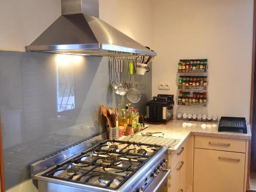 Cuisine, cuisinière à gaz avec grill électrique